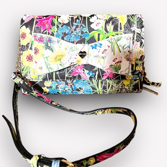 NWT BETSEY JOHNSON DANI CROSSBODY XOFLORAL WHITE FLORAL GOLD CHAIN PURSE - Picture 14 of 16